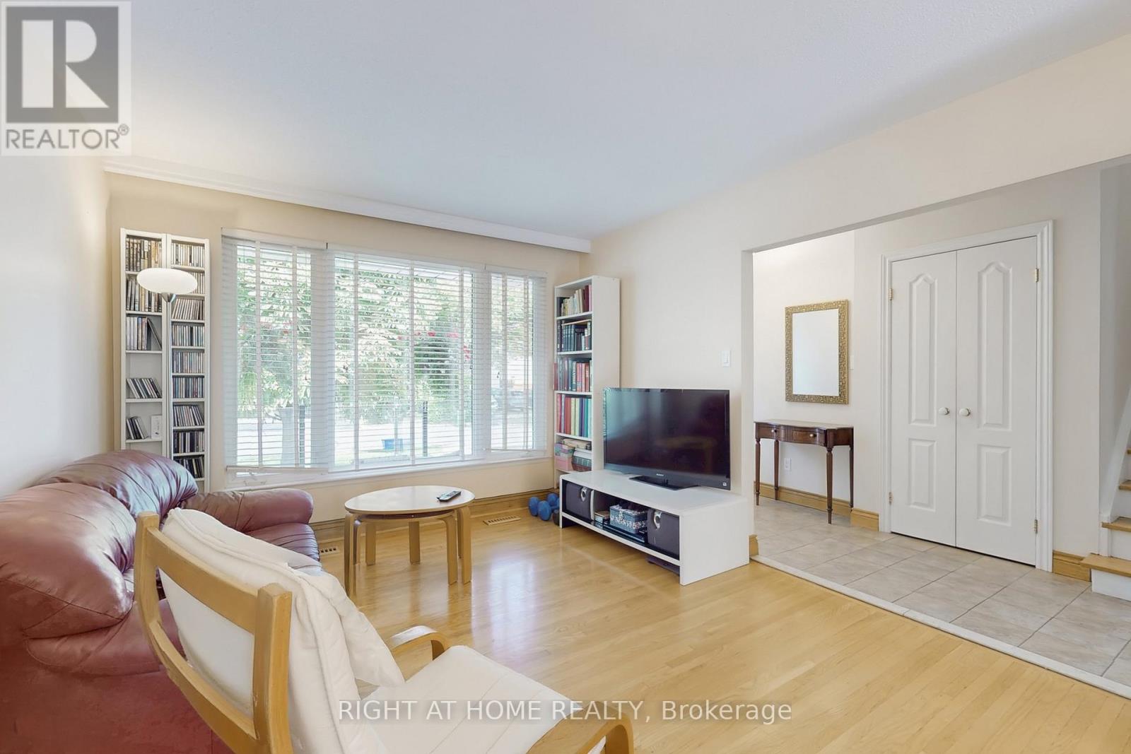 1592 Otterby Road, Mississauga, Ontario  L4X 1W7 - Photo 8 - W12390922