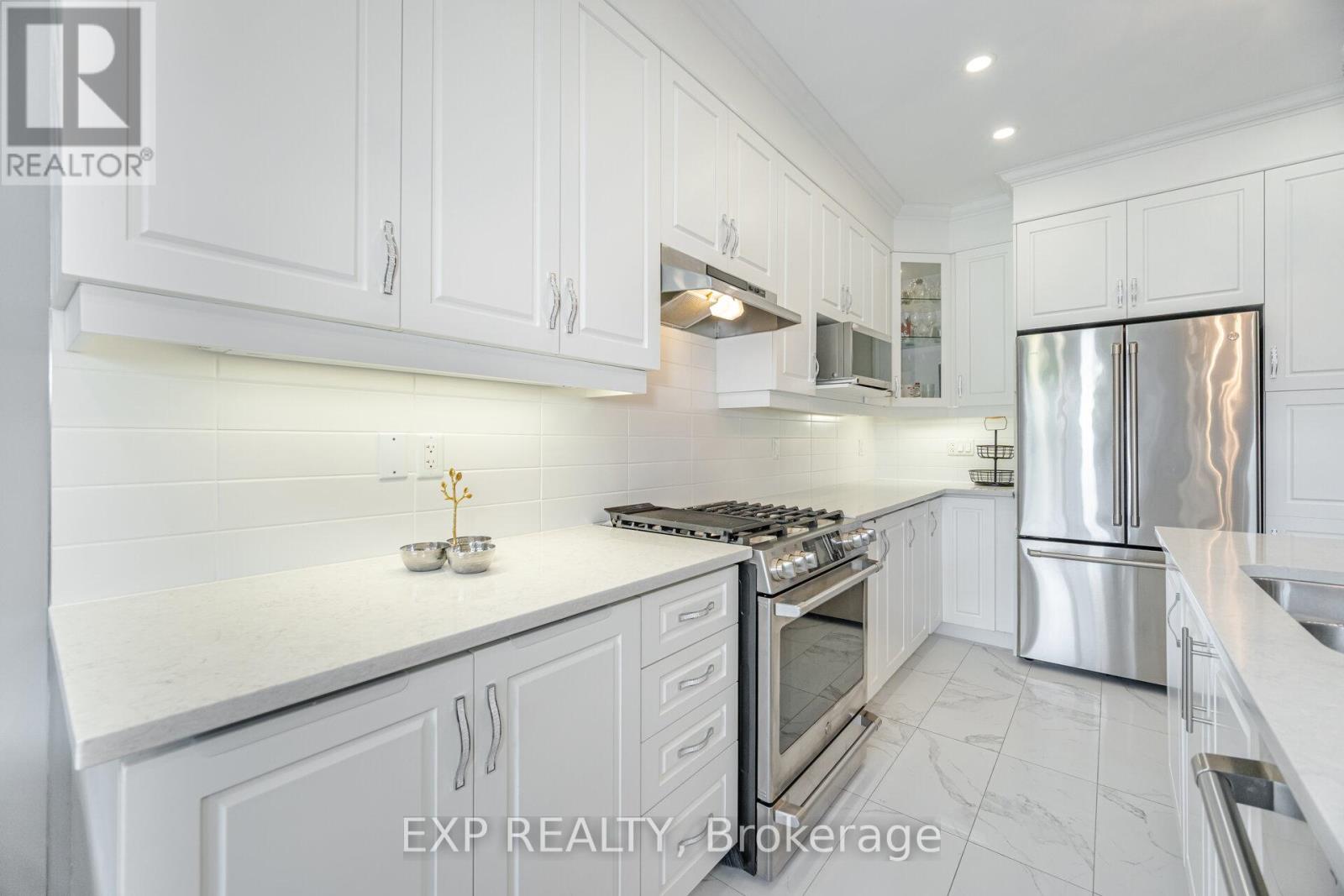 54 Ingleside Street, Vaughan, Ontario  L4L 0H9 - Photo 12 - N12430420
