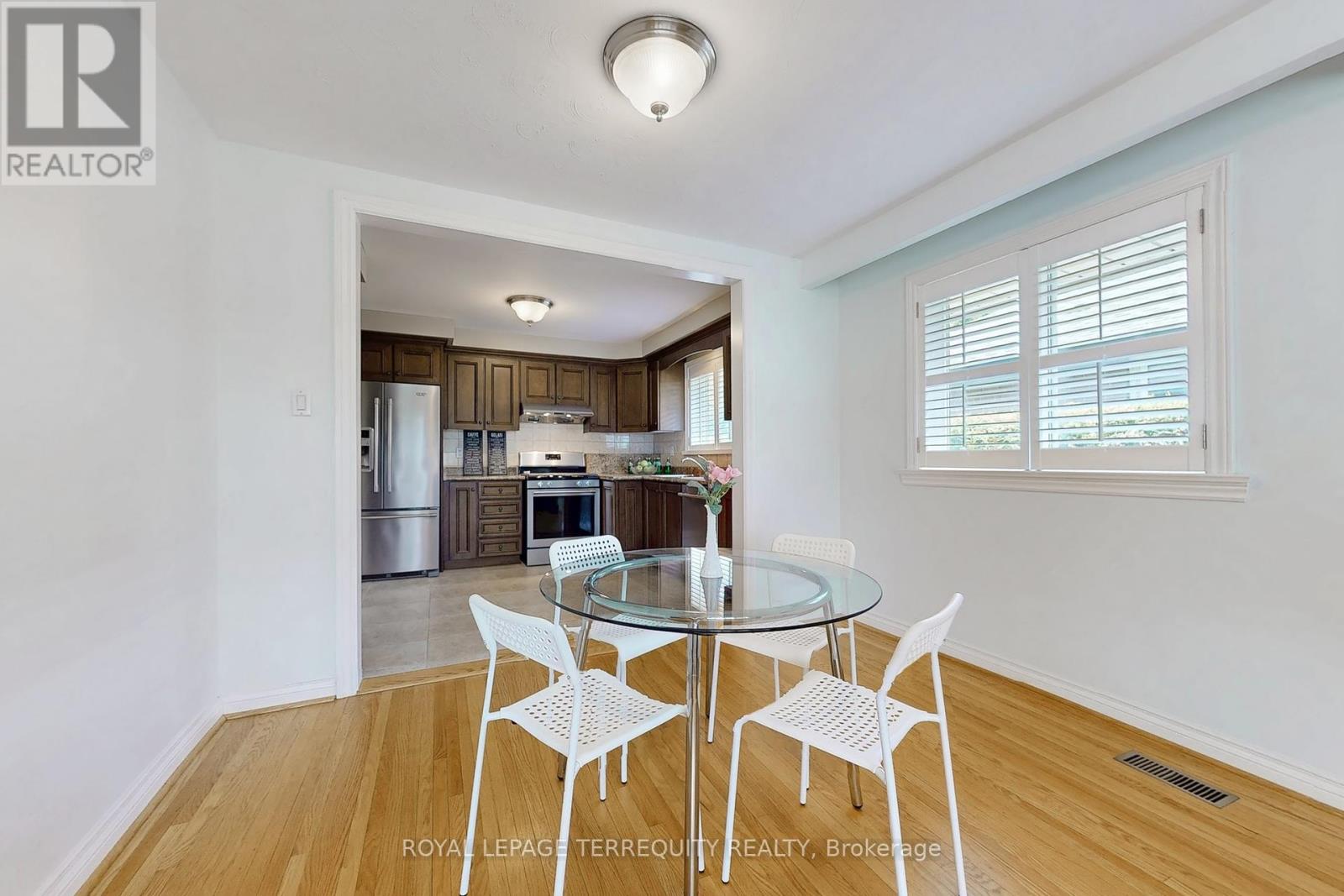 8 Cromer Place, Toronto, Ontario  M9R 2E1 - Photo 10 - W12430381