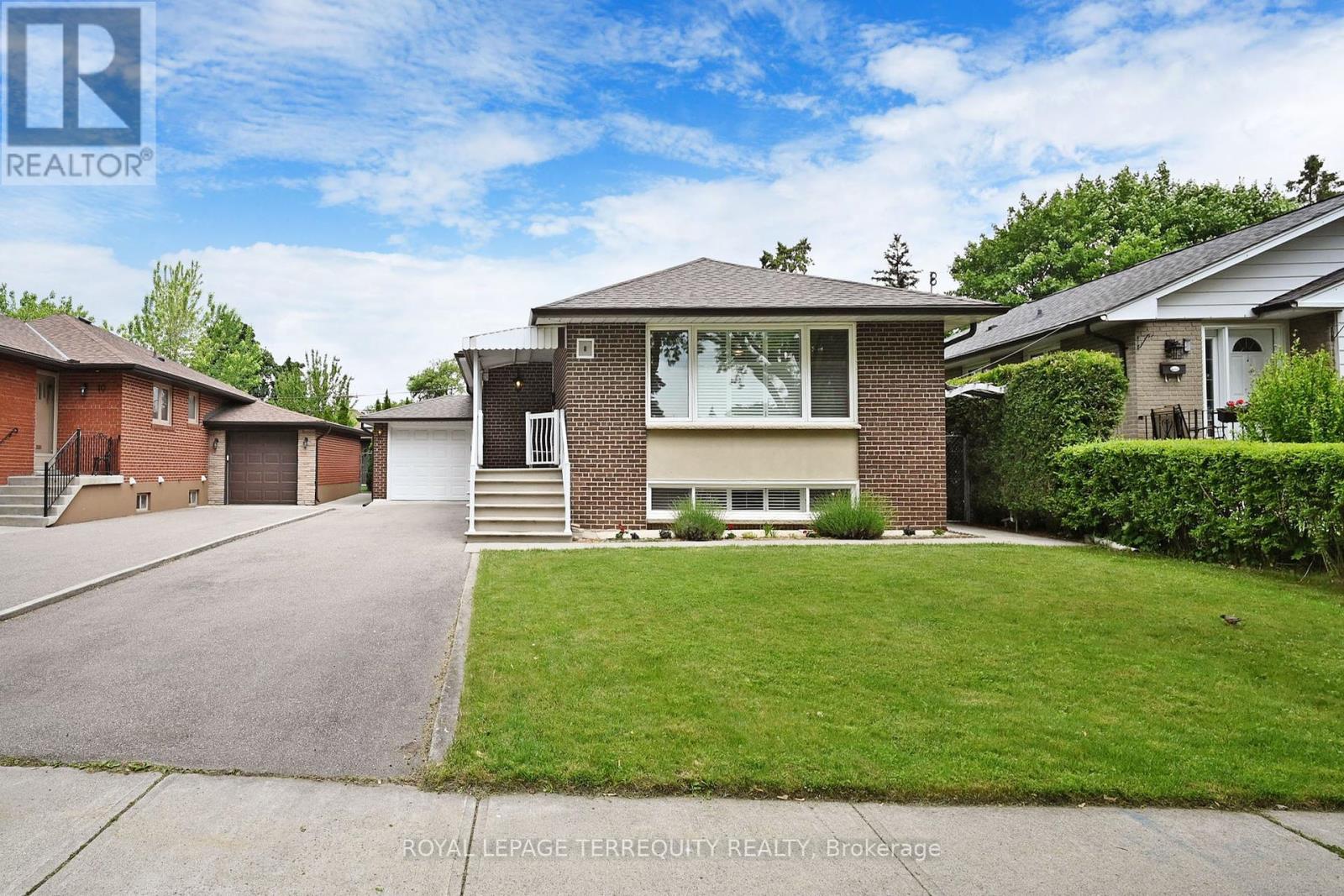 8 Cromer Place, Toronto, Ontario  M9R 2E1 - Photo 2 - W12430381