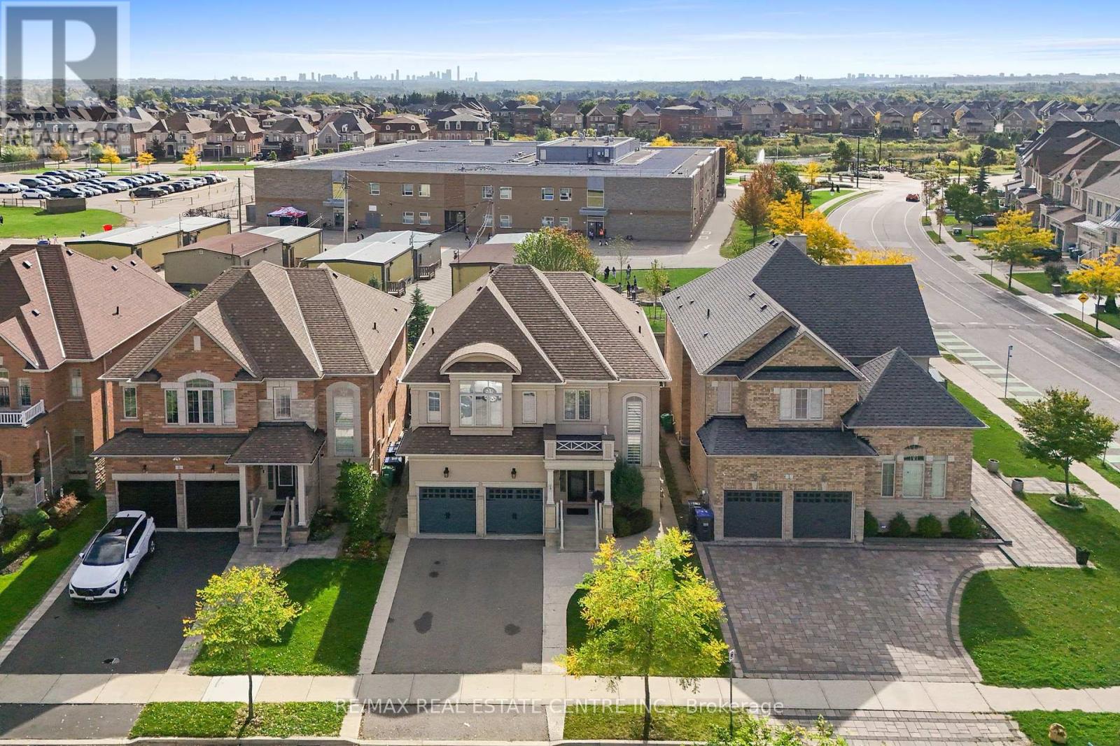 4 Junetown Circle, Brampton, Ontario  L6X 0X6 - Photo 2 - W12430419