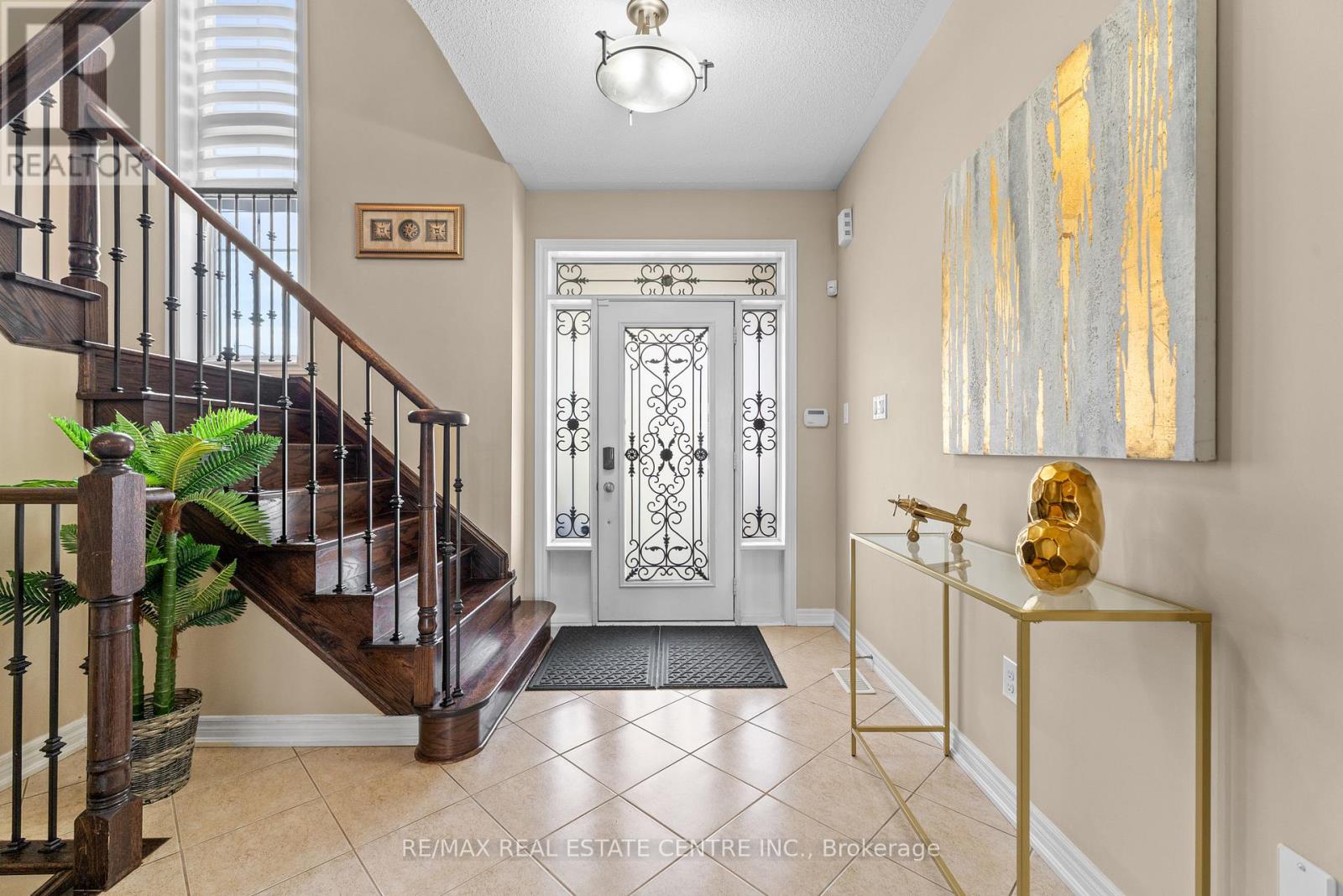 4 Junetown Circle, Brampton, Ontario  L6X 0X6 - Photo 5 - W12430419