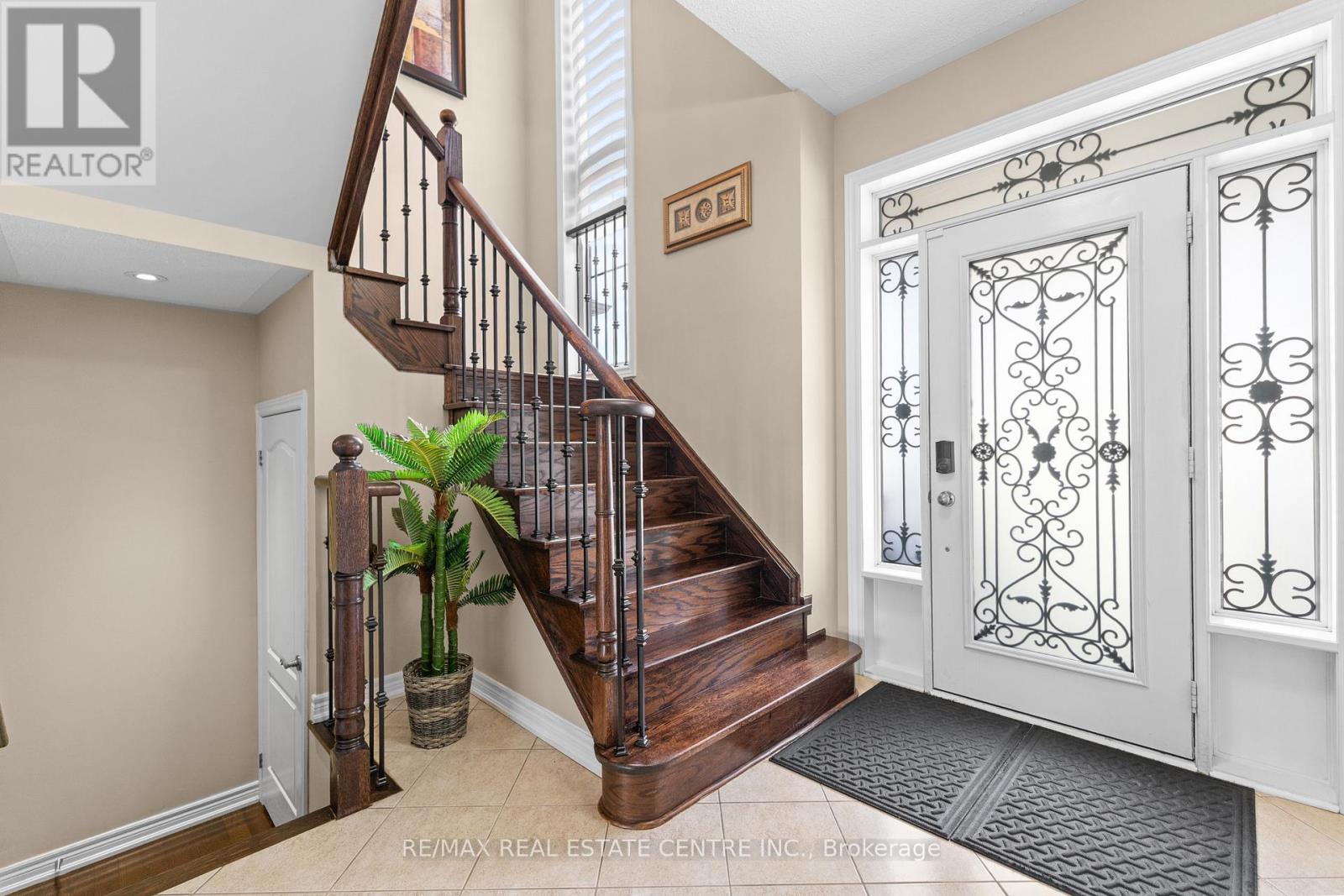 4 Junetown Circle, Brampton, Ontario  L6X 0X6 - Photo 6 - W12430419
