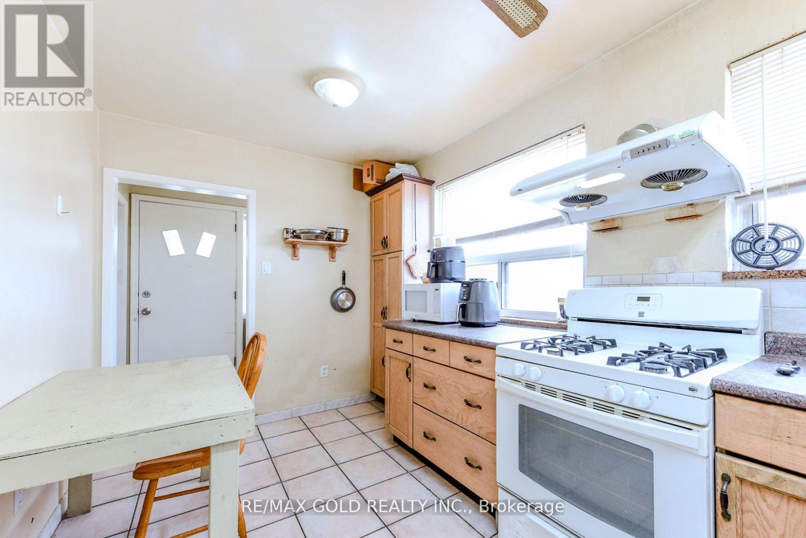 3372 Etude Drive, Mississauga, Ontario L4T 1T3 - Photo 13 - W12430423