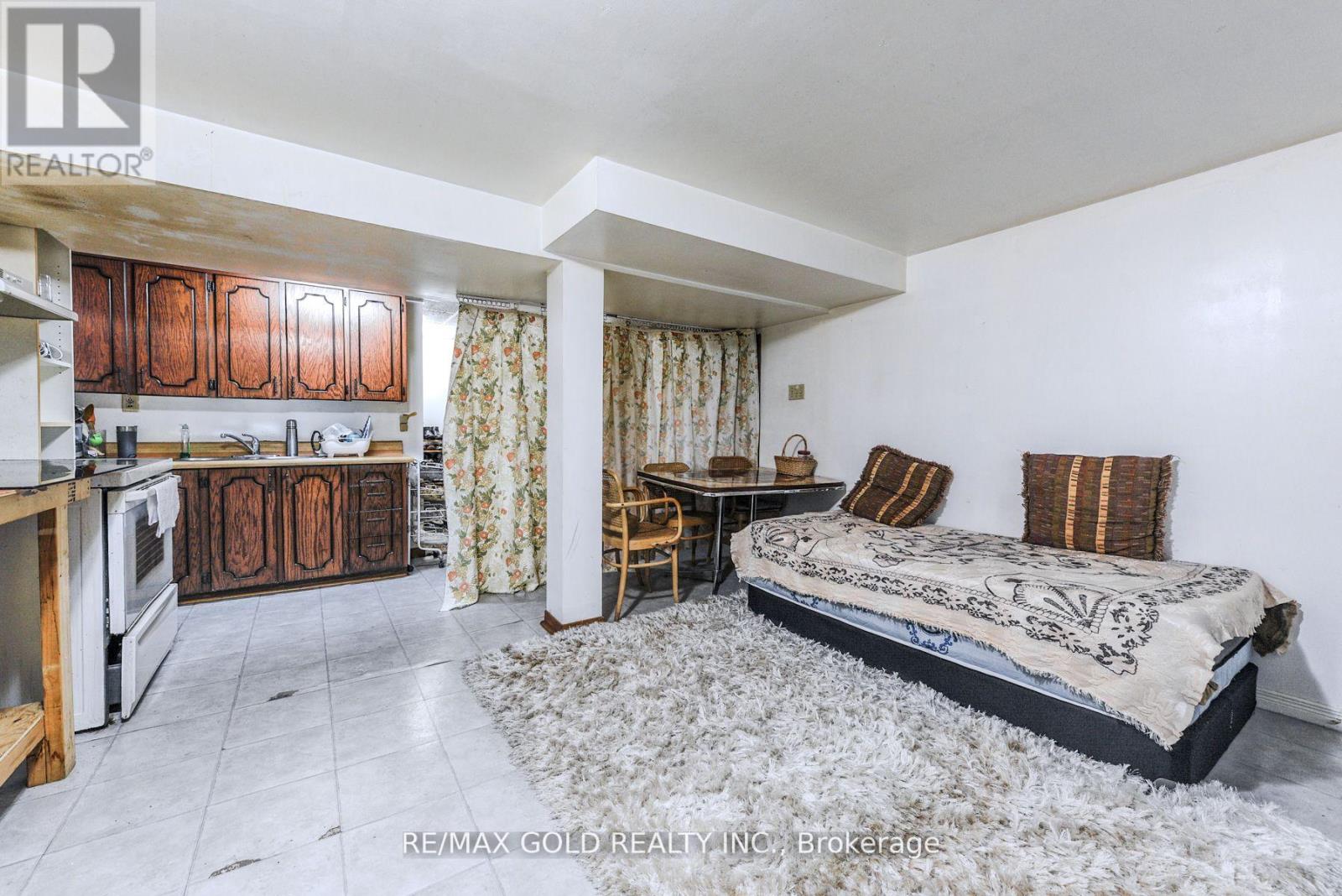 3372 Etude Drive, Mississauga, Ontario L4T 1T3 - Photo 17 - W12430423