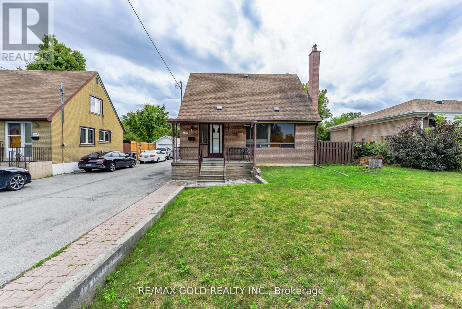 3372 Etude Drive, Mississauga, Ontario L4T 1T3 - Photo 2 - W12430423