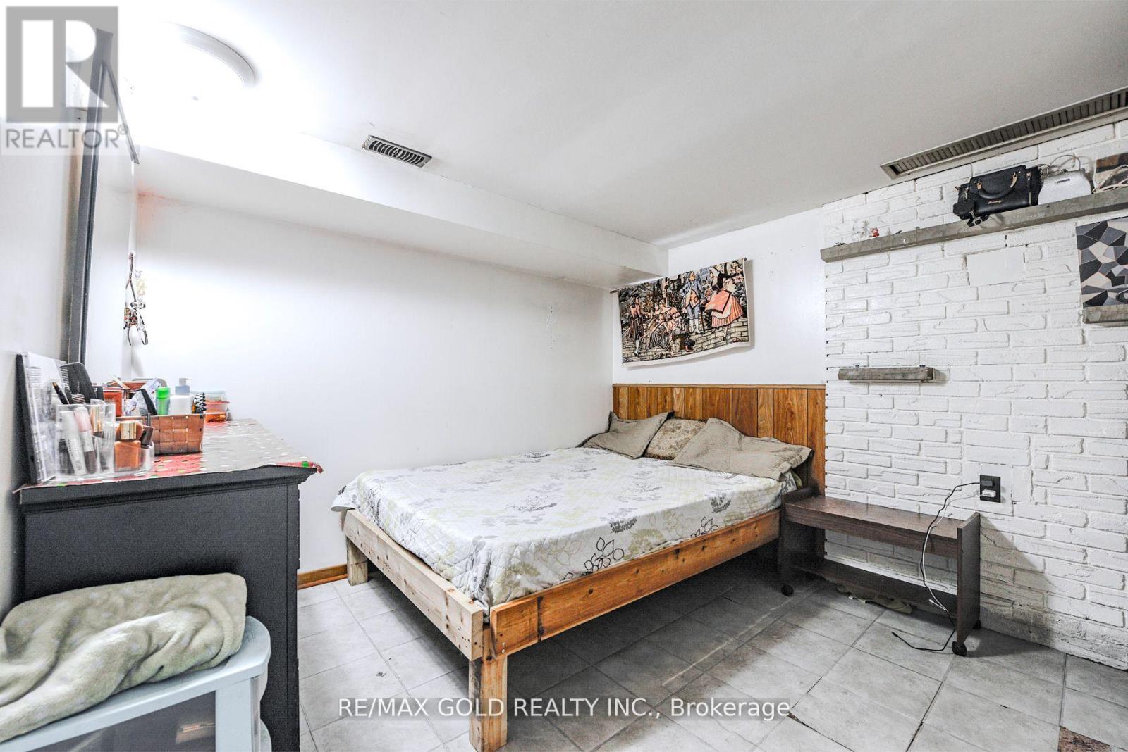 3372 Etude Drive, Mississauga, Ontario L4T 1T3 - Photo 20 - W12430423