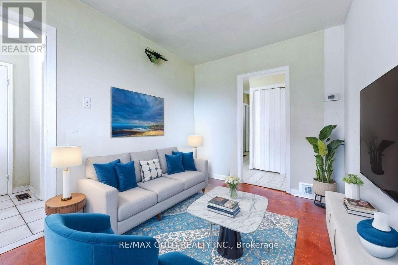 3372 Etude Drive, Mississauga, Ontario L4T 1T3 - Photo 3 - W12430423