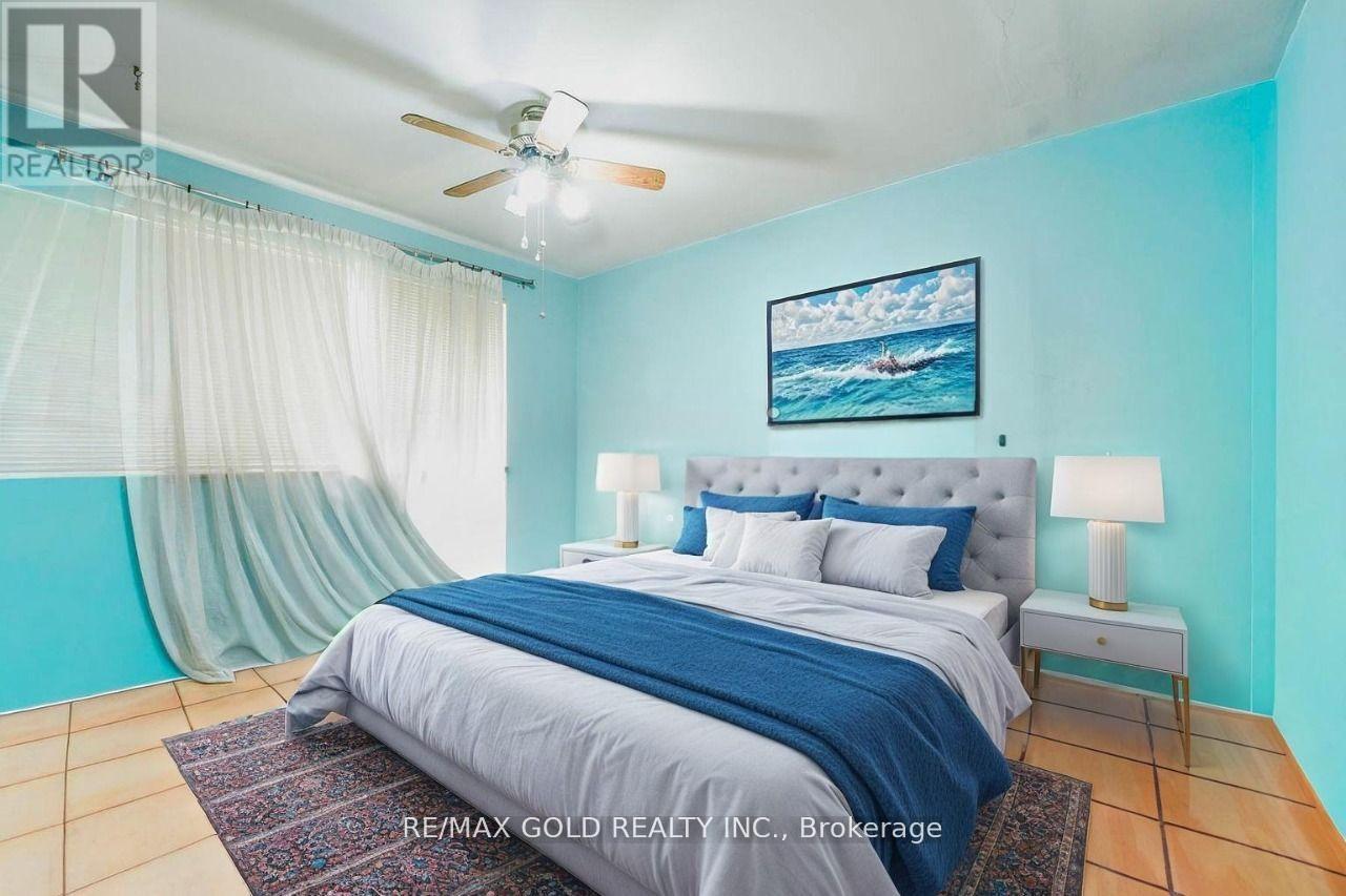 3372 Etude Drive, Mississauga, Ontario L4T 1T3 - Photo 4 - W12430423