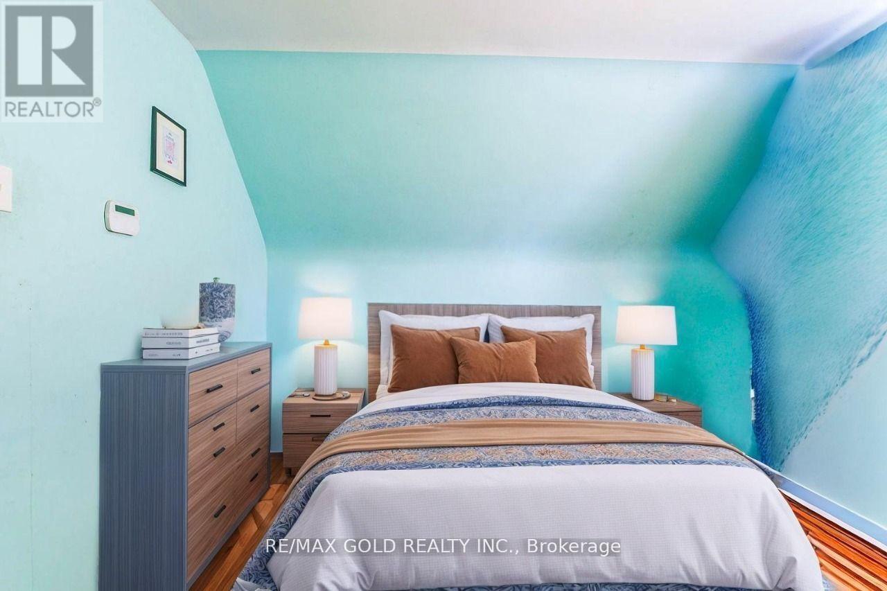 3372 Etude Drive, Mississauga, Ontario L4T 1T3 - Photo 5 - W12430423