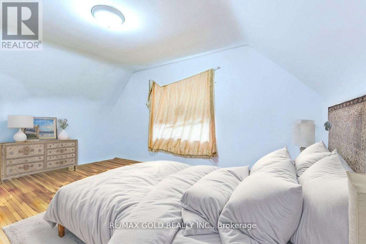 3372 Etude Drive, Mississauga, Ontario L4T 1T3 - Photo 6 - W12430423