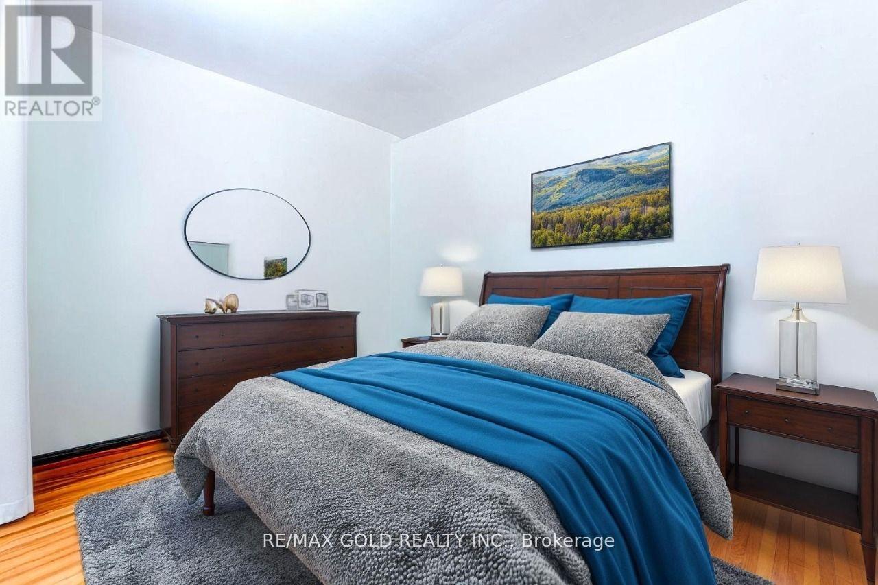 3372 Etude Drive, Mississauga, Ontario L4T 1T3 - Photo 7 - W12430423