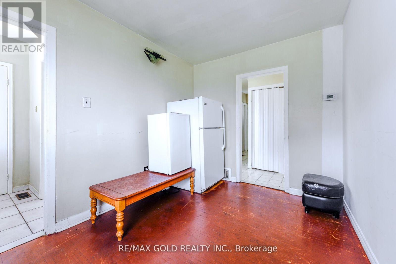 3372 Etude Drive, Mississauga, Ontario L4T 1T3 - Photo 8 - W12430423