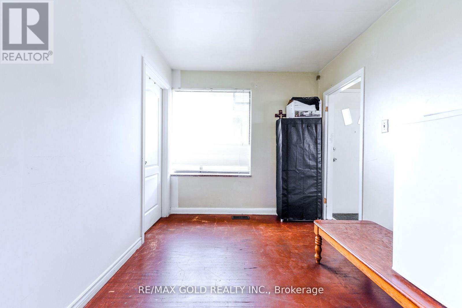 3372 Etude Drive, Mississauga, Ontario L4T 1T3 - Photo 9 - W12430423