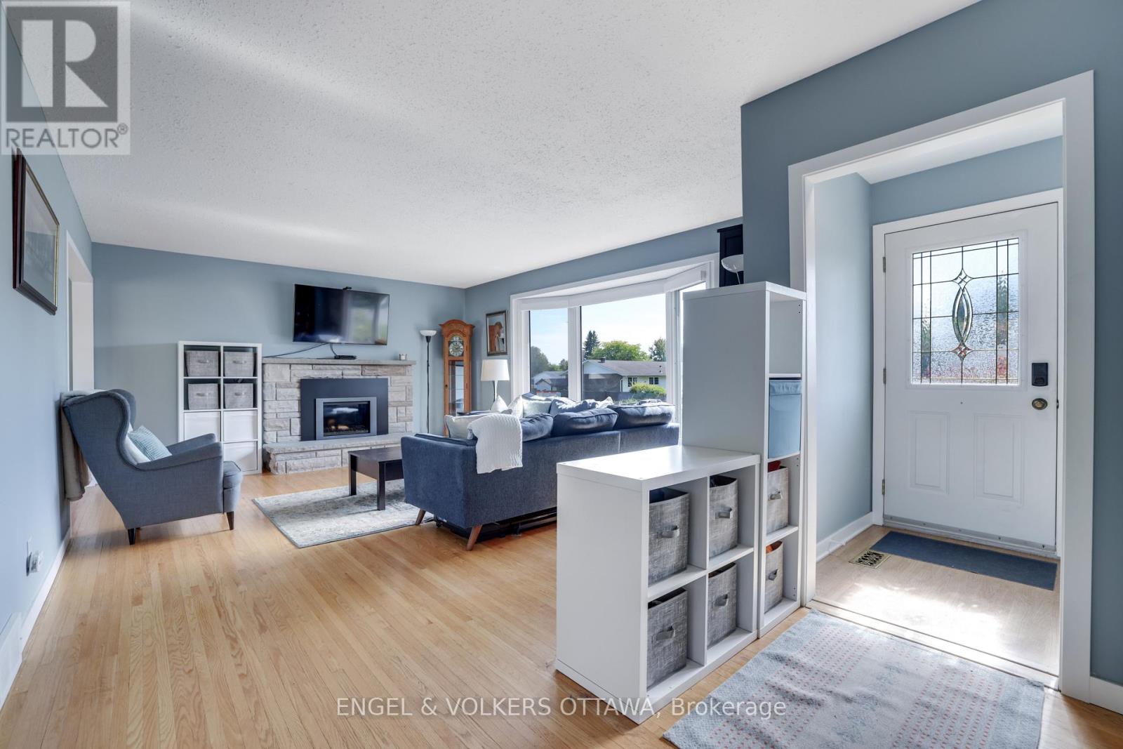 97 Banning Road, Ottawa, Ontario  K2L 1C1 - Photo 7 - X12430465