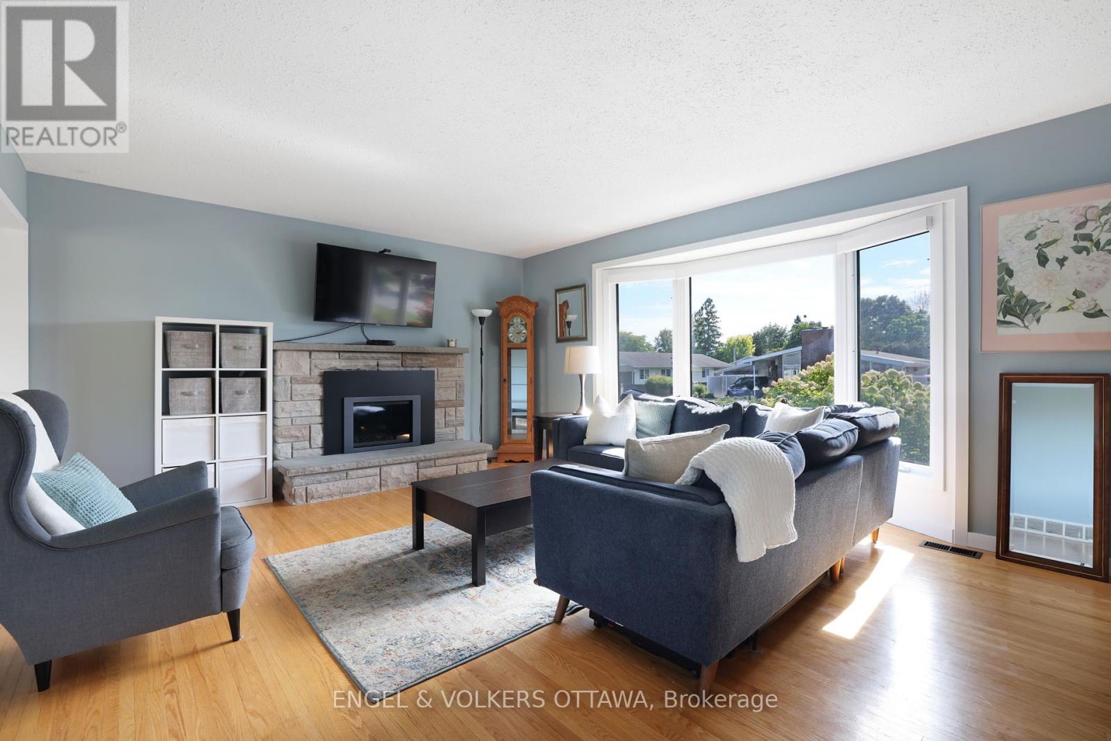 97 Banning Road, Ottawa, Ontario  K2L 1C1 - Photo 8 - X12430465
