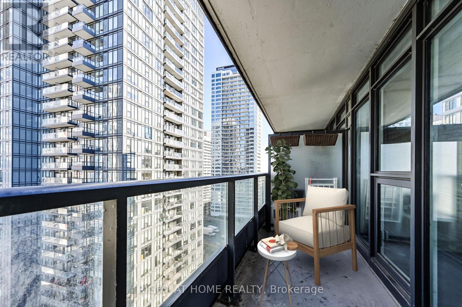 1806 - 80 Queens Wharf Road, Toronto, Ontario  M5V 0J3 - Photo 7 - C12333529