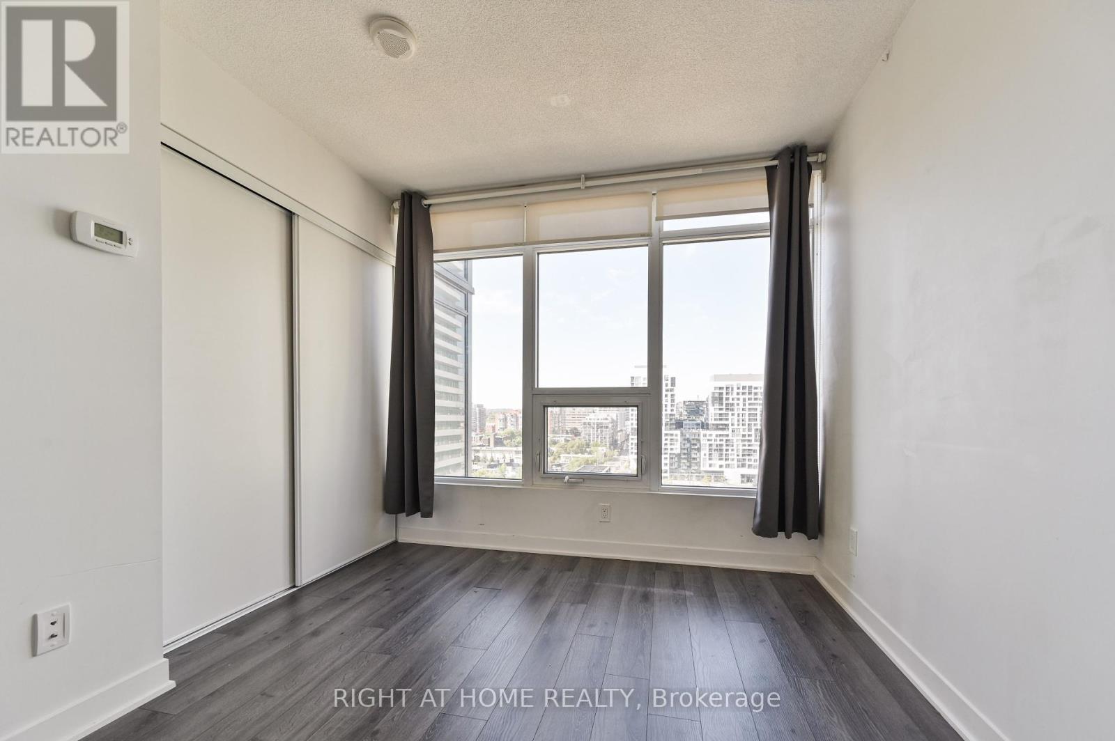 1806 - 80 Queens Wharf Road, Toronto, Ontario  M5V 0J3 - Photo 5 - C12333529