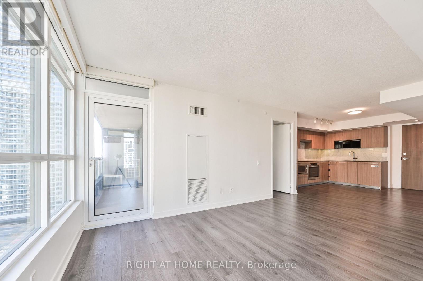 1806 - 80 Queens Wharf Road, Toronto, Ontario  M5V 0J3 - Photo 9 - C12333529