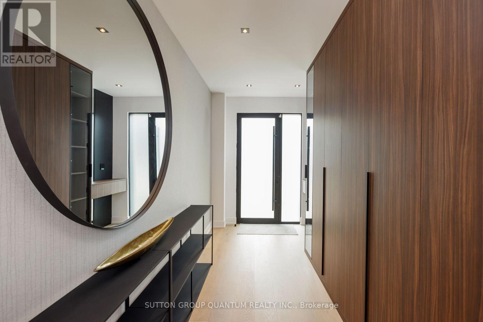 20a Broadview Avenue, Mississauga, Ontario  L5H 2S9 - Photo 2 - W12430439
