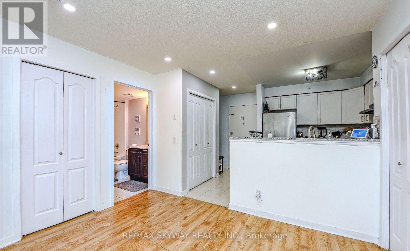 1403 - 8 Dayspring Circle, Brampton, Ontario  L6P 2Z7 - Photo 3 - W12430445