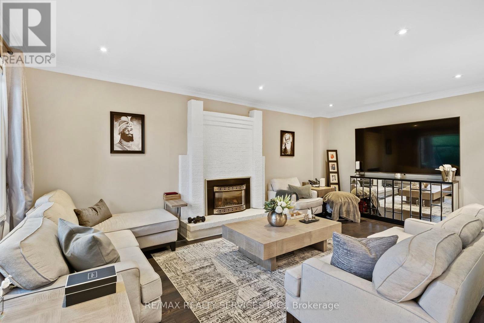 8 Evergreen Avenue, Brampton, Ontario  L6P 0R1 - Photo 13 - W12430460