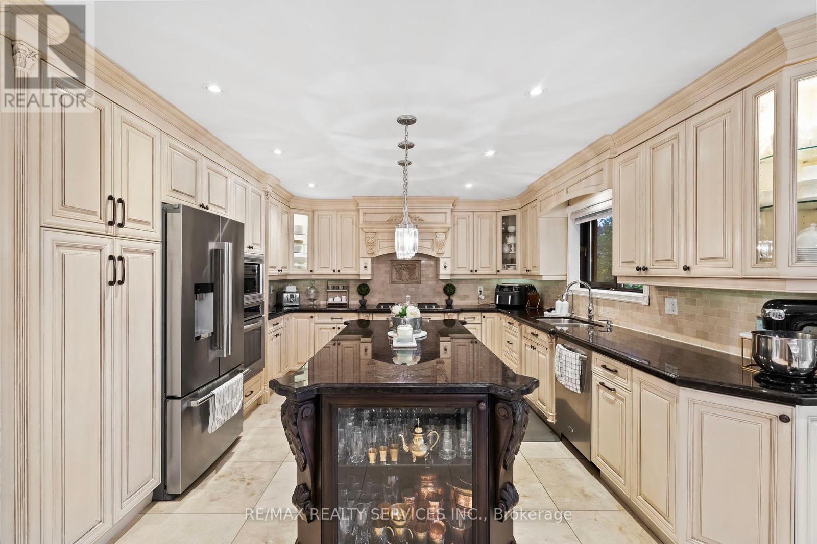8 Evergreen Avenue, Brampton, Ontario  L6P 0R1 - Photo 17 - W12430460