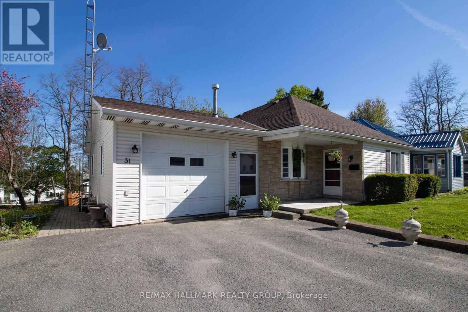 31 Chaffey Street, Brockville, Ontario  K6V 4L5 - Photo 2 - X12430477