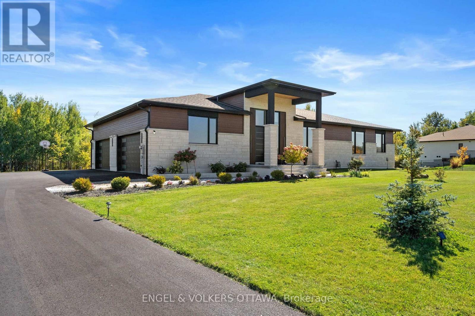 60 Synergy Way, Ottawa, Ontario  K2W 0K3 - Photo 4 - X12430484