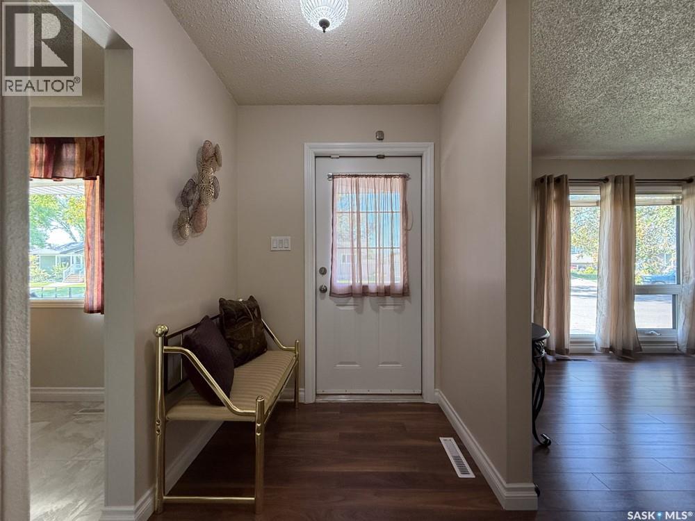 568 Poplar Crescent, Shaunavon, Saskatchewan  S0N 2M0 - Photo 5 - SK019399