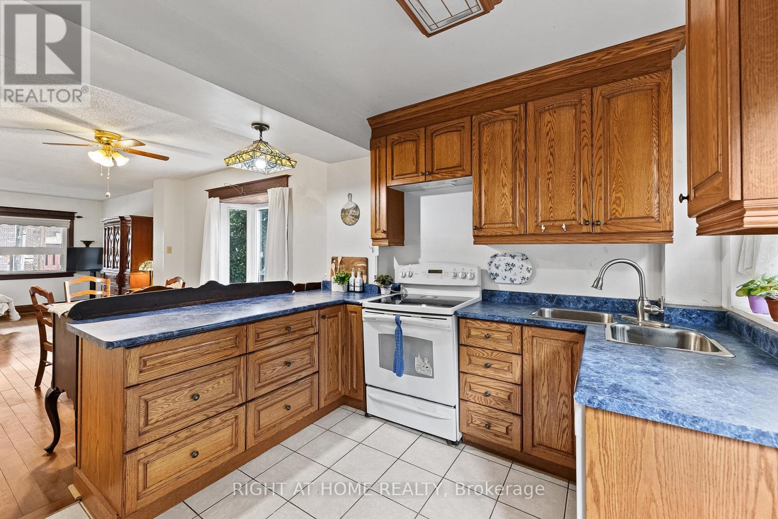 2062 Gerrard Street E, Toronto, Ontario  M4E 2B5 - Photo 11 - E12430499
