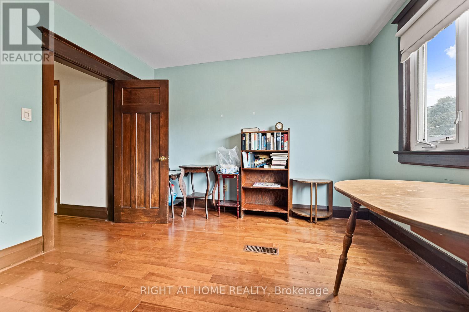 2062 Gerrard Street E, Toronto, Ontario  M4E 2B5 - Photo 17 - E12430499