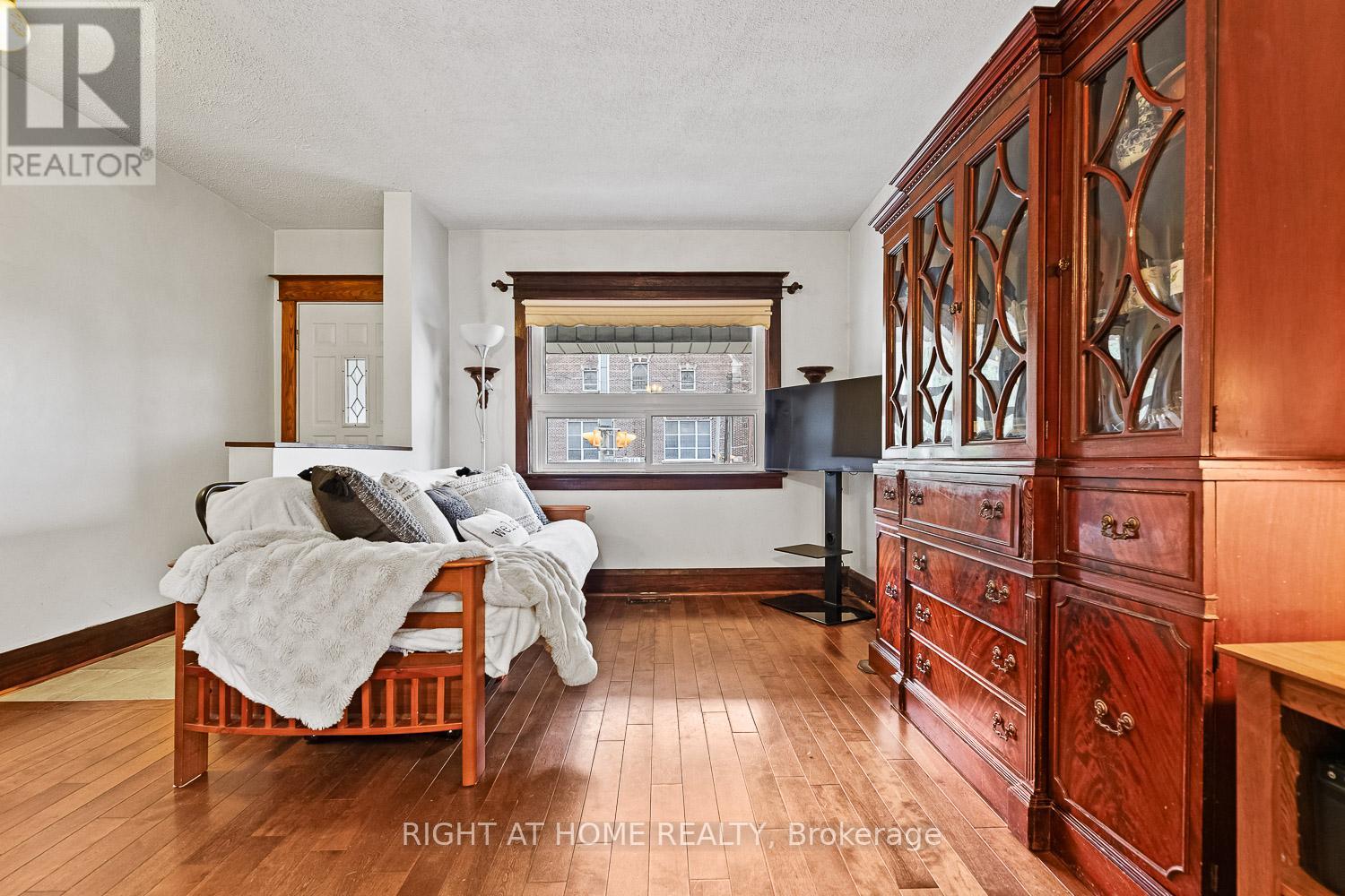 2062 Gerrard Street E, Toronto, Ontario  M4E 2B5 - Photo 5 - E12430499
