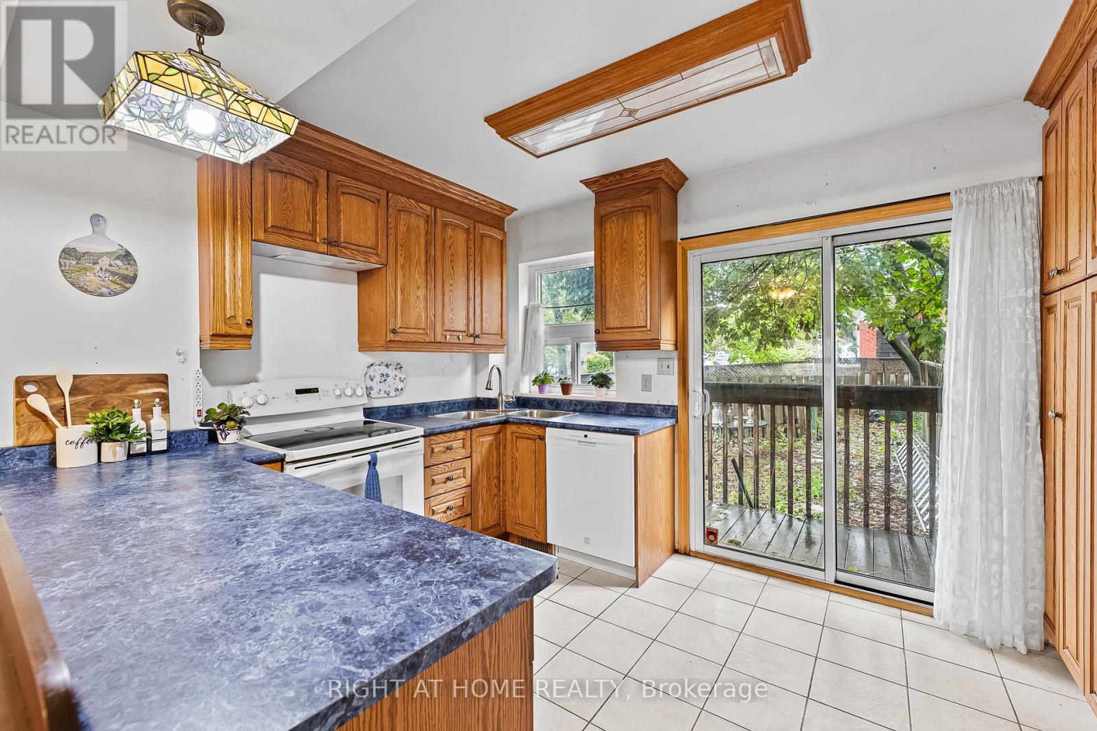 2062 Gerrard Street E, Toronto, Ontario  M4E 2B5 - Photo 9 - E12430499