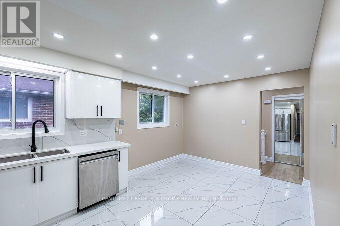 453 Ginger Downs, Mississauga, Ontario  L5A 3A8 - Photo 14 - W12430467