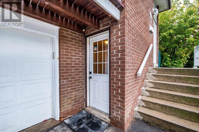 453 Ginger Downs, Mississauga, Ontario  L5A 3A8 - Photo 3 - W12430467