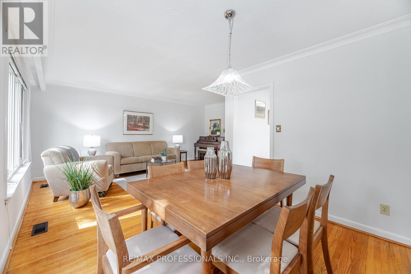 4 Lethbridge Avenue, Toronto, Ontario  M9P 2C9 - Photo 12 - W12430481