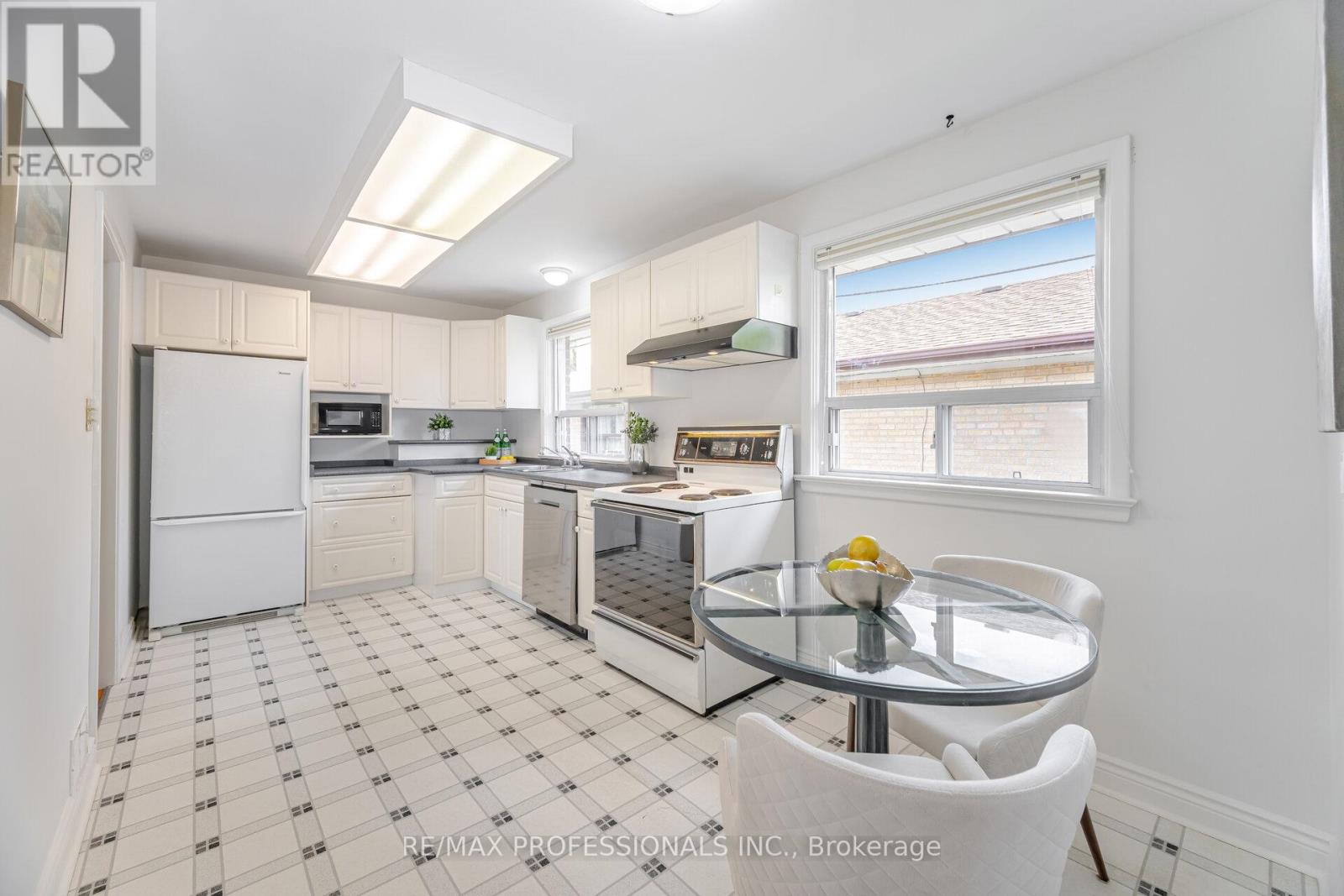 4 Lethbridge Avenue, Toronto, Ontario  M9P 2C9 - Photo 13 - W12430481
