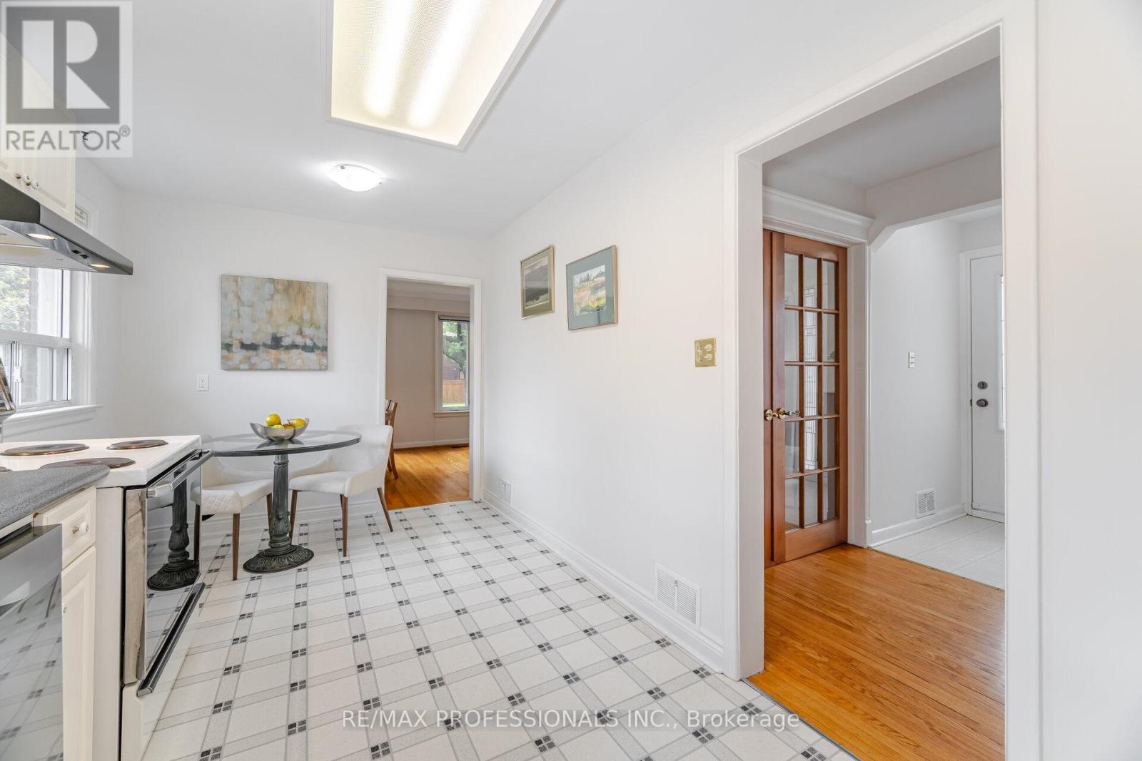 4 Lethbridge Avenue, Toronto, Ontario  M9P 2C9 - Photo 16 - W12430481