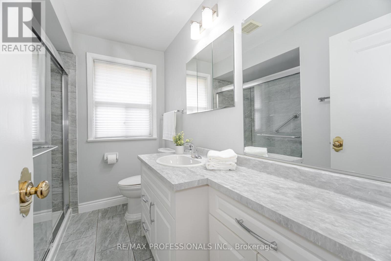 4 Lethbridge Avenue, Toronto, Ontario  M9P 2C9 - Photo 17 - W12430481