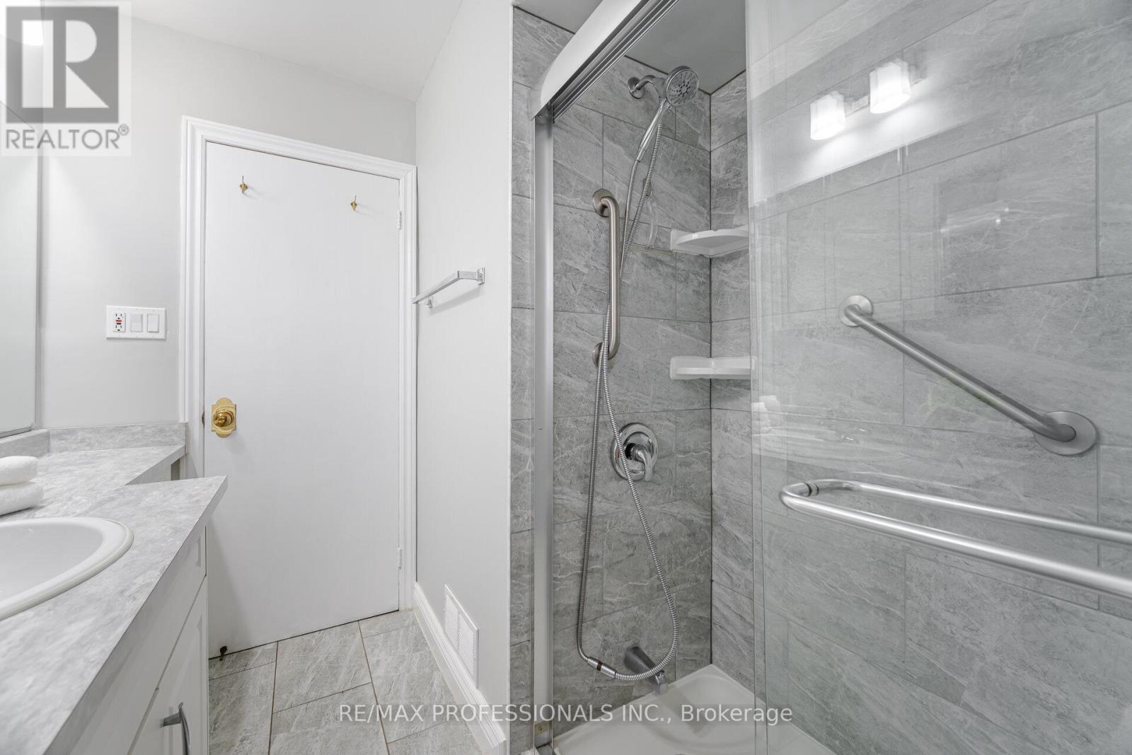 4 Lethbridge Avenue, Toronto, Ontario  M9P 2C9 - Photo 18 - W12430481