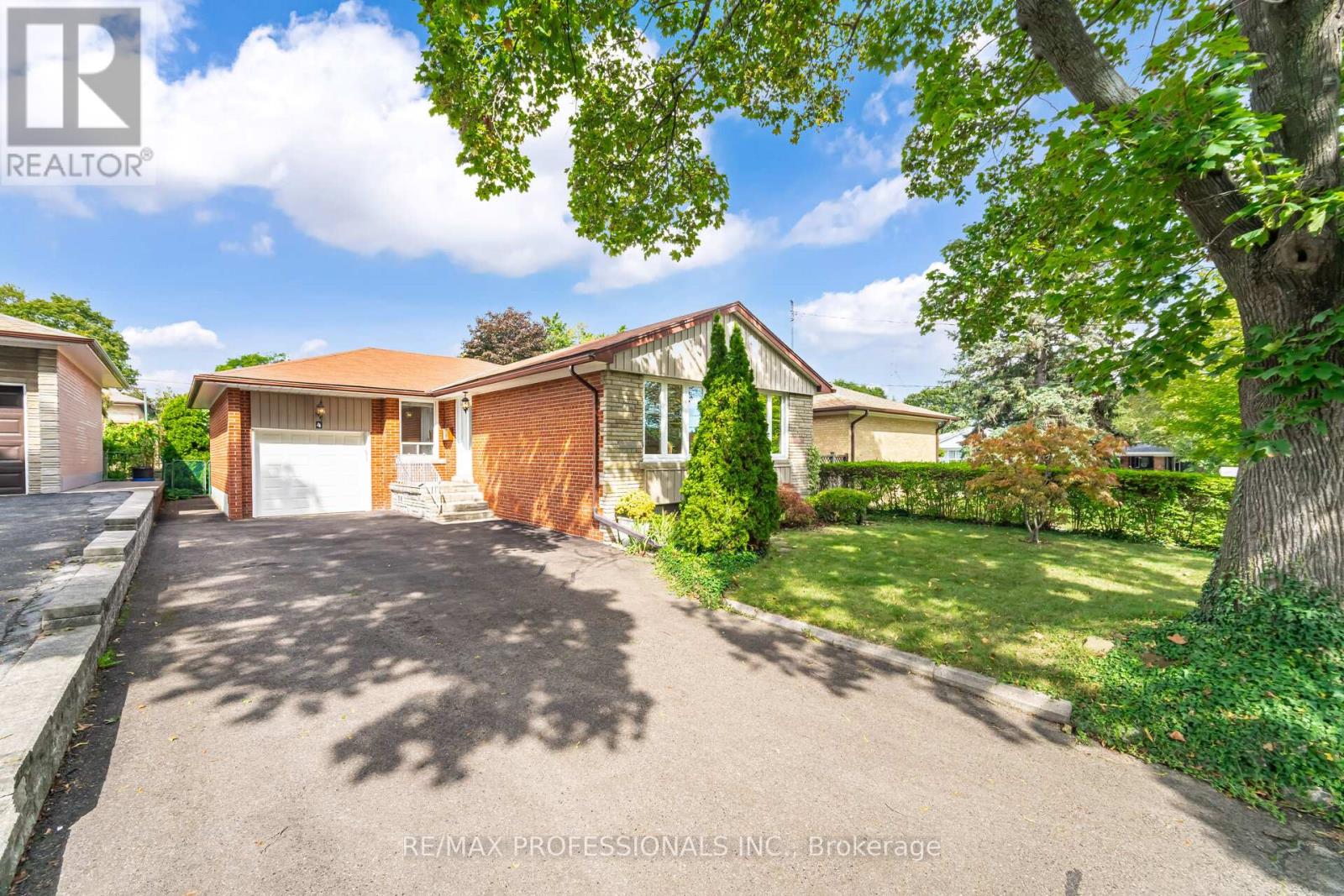 4 Lethbridge Avenue, Toronto, Ontario  M9P 2C9 - Photo 2 - W12430481
