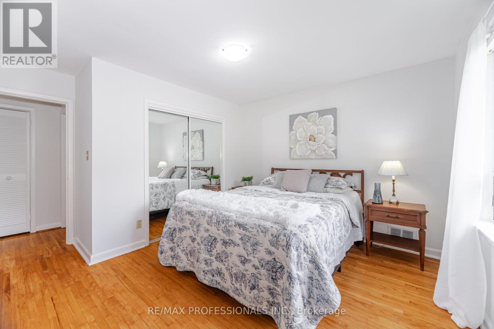 4 Lethbridge Avenue, Toronto, Ontario  M9P 2C9 - Photo 20 - W12430481