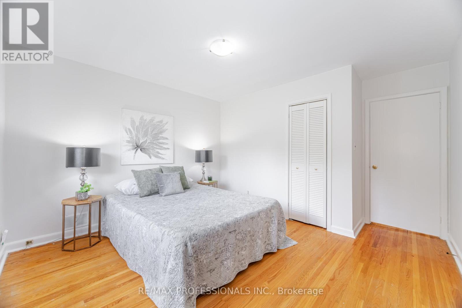 4 Lethbridge Avenue, Toronto, Ontario  M9P 2C9 - Photo 22 - W12430481