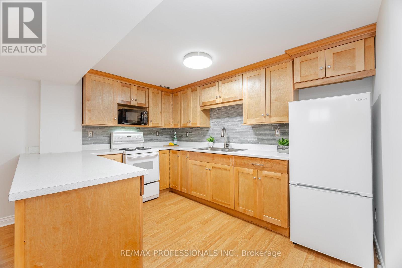 4 Lethbridge Avenue, Toronto, Ontario  M9P 2C9 - Photo 26 - W12430481