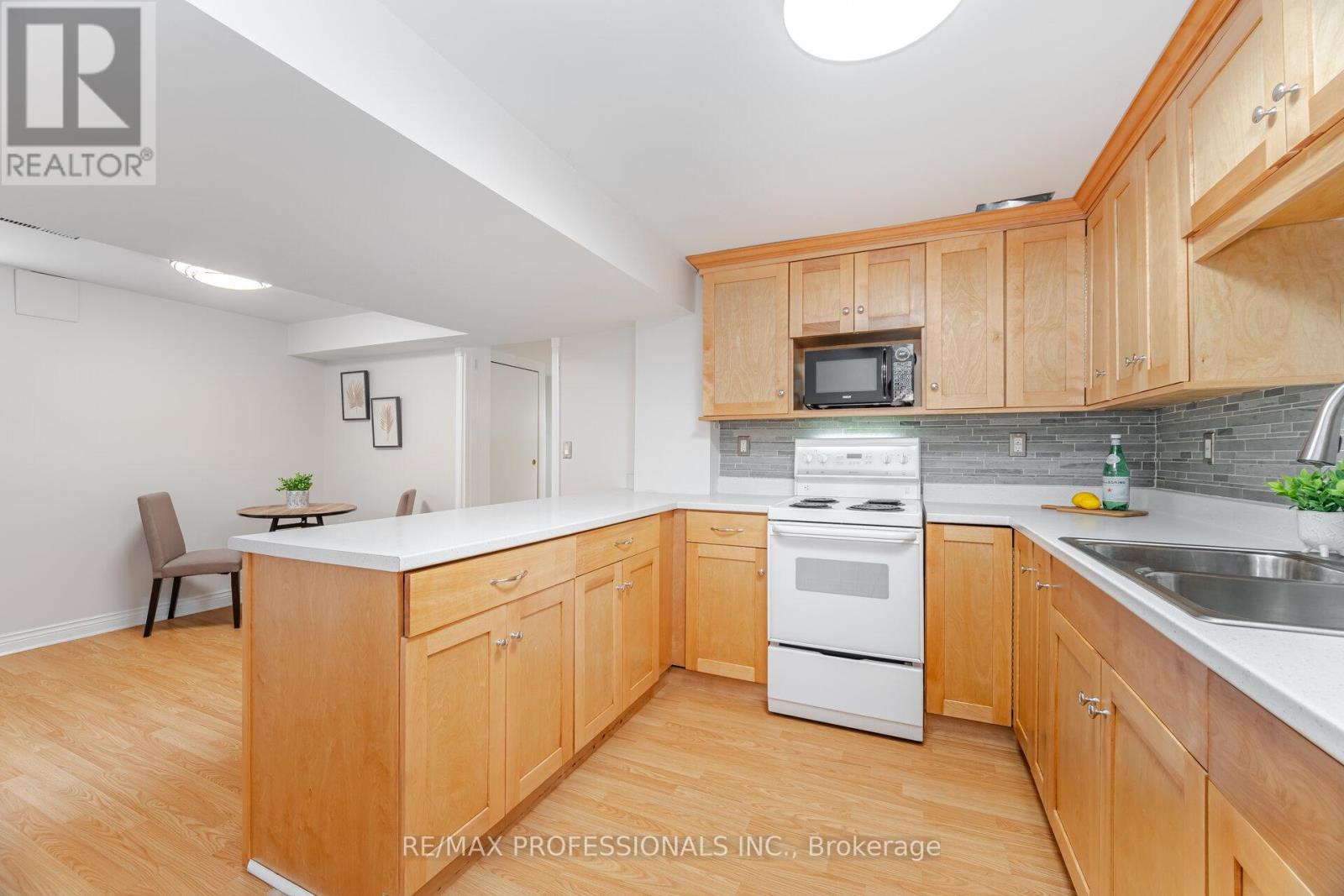 4 Lethbridge Avenue, Toronto, Ontario  M9P 2C9 - Photo 27 - W12430481