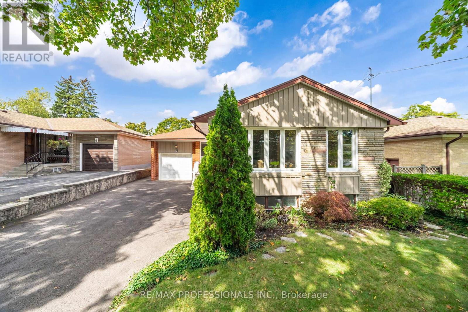 4 Lethbridge Avenue, Toronto, Ontario  M9P 2C9 - Photo 3 - W12430481