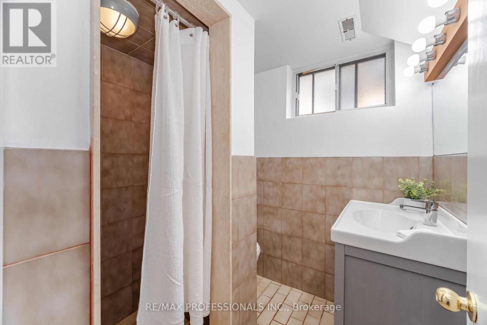 4 Lethbridge Avenue, Toronto, Ontario  M9P 2C9 - Photo 32 - W12430481