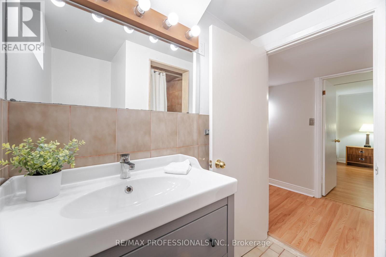 4 Lethbridge Avenue, Toronto, Ontario  M9P 2C9 - Photo 33 - W12430481