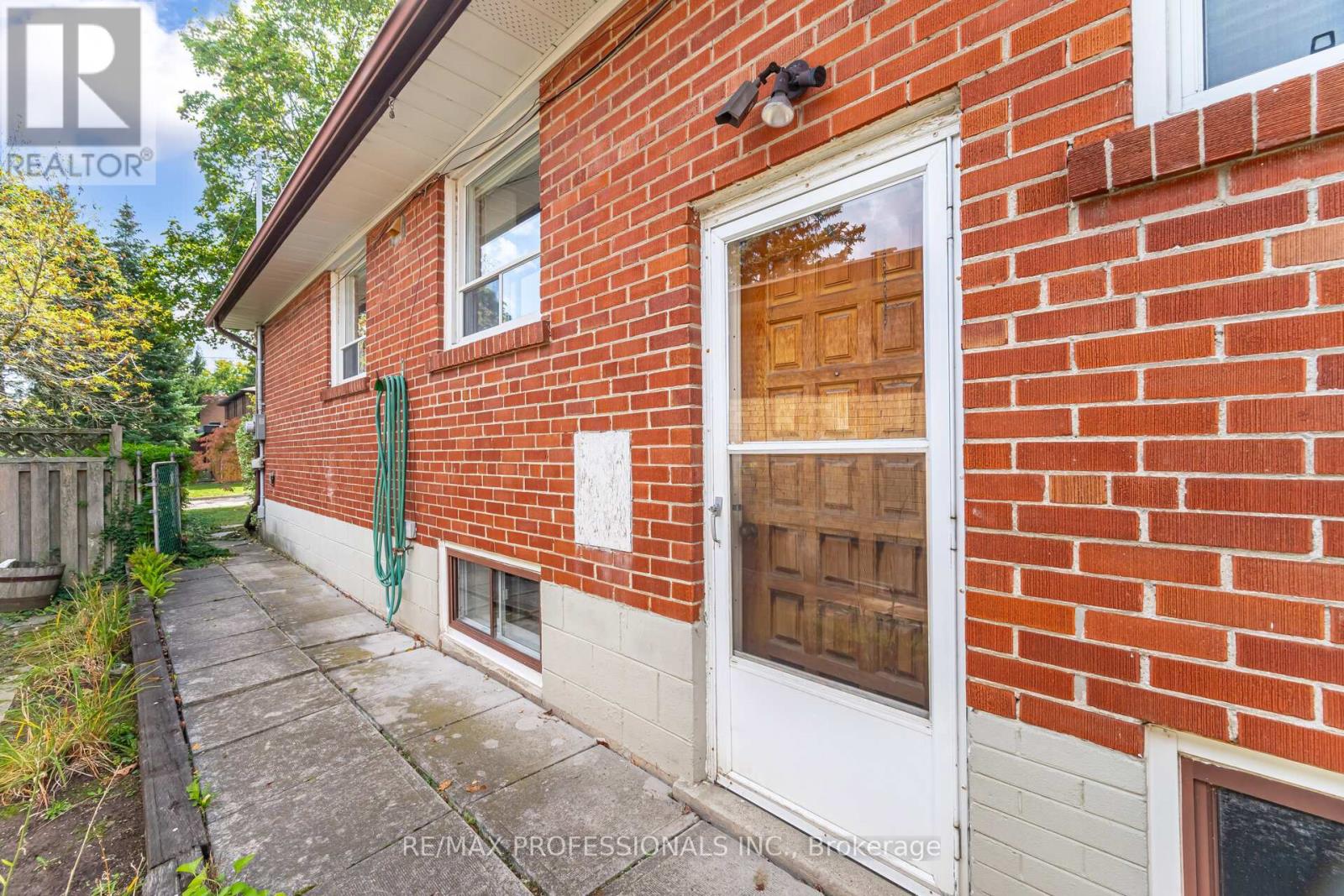 4 Lethbridge Avenue, Toronto, Ontario  M9P 2C9 - Photo 37 - W12430481